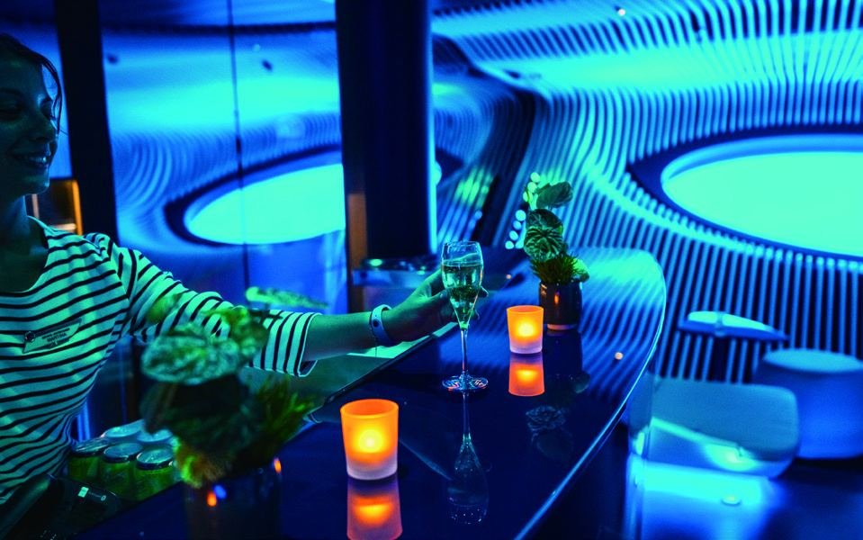 Interior Blue Eye Lounge, lounge bawah air Le Jacques Cartier