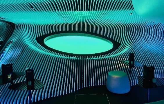 Jendela transparan oval Blue Eye Lounge dengan pencahayaan bergelombang