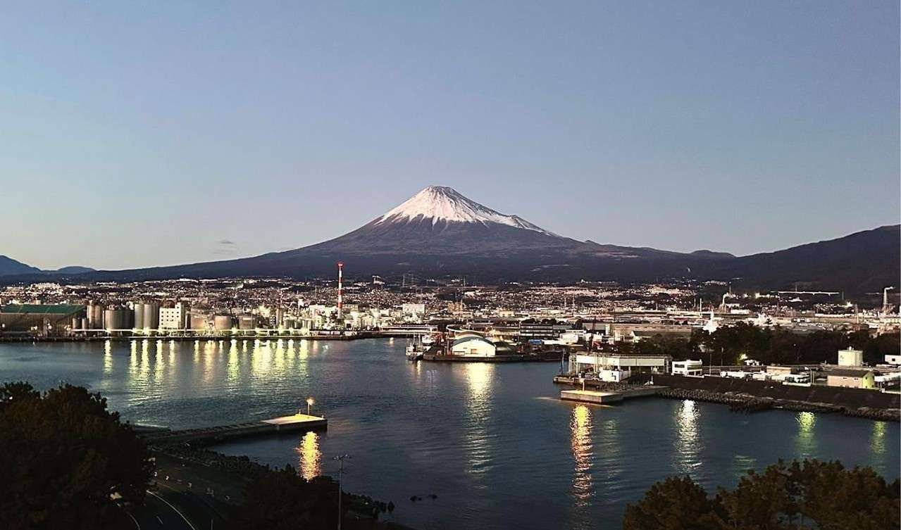 Gunung Fuji dilihat dari pelabuhan Tago-no-Ura, Shizuoka