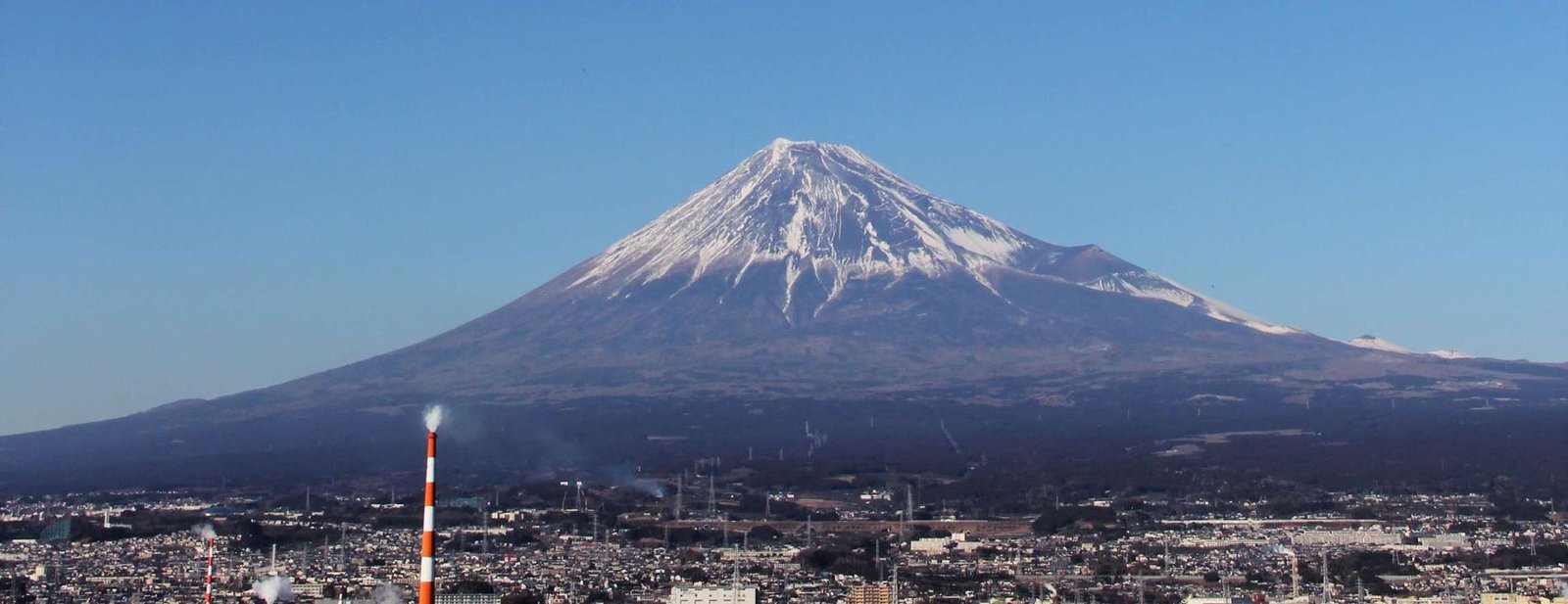 Gunung Fuji menjulang di atas kota pesisir Shizuoka