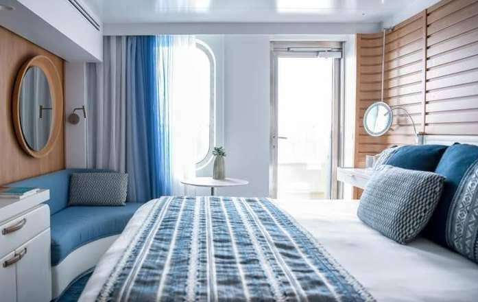 Kabin Prestige Le Jacques Cartier dengan karpet biru dan tempat tidur