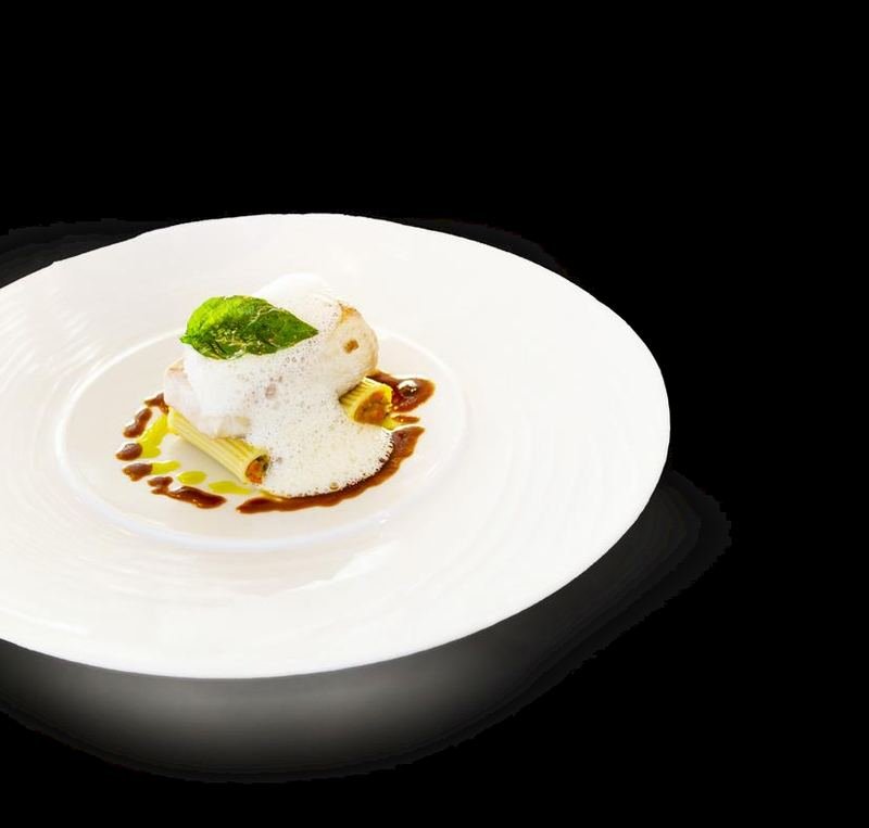 Hidangan fine dining Prancis yang disajikan di atas kapal PONANT