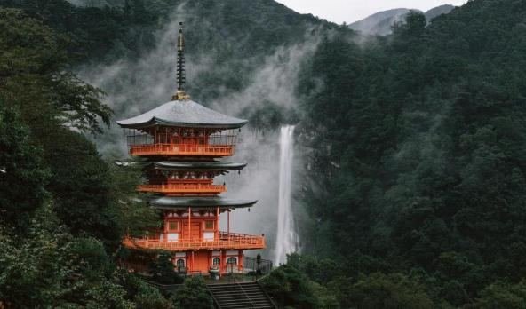 Pagoda merah Seiganto-ji dengan Air Terjun Nachi di latar belakang