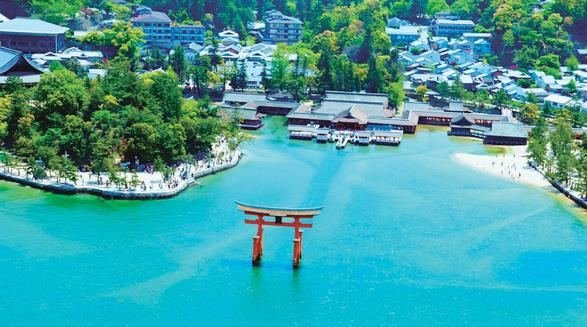 Itsukushima Shrine dan gerbang torii vermilion di atas air Miyajima