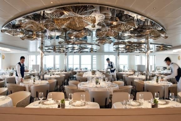 Restoran utama Le Jacques Cartier dengan langit-langit bercahaya