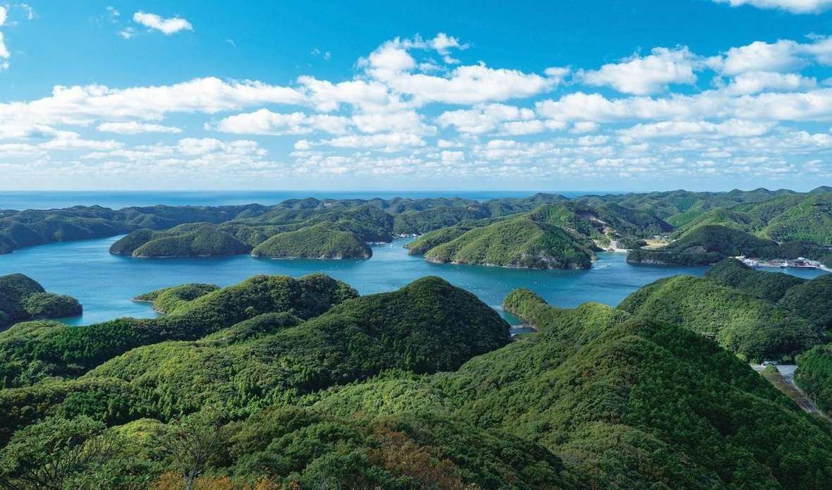 Pemandangan udara gugusan pulau hijau dan laut biru Seto Inland Sea