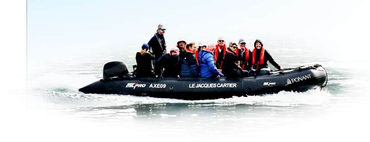 Beberapa Zodiac boat PONANT mengangkut tamu menuju pantai