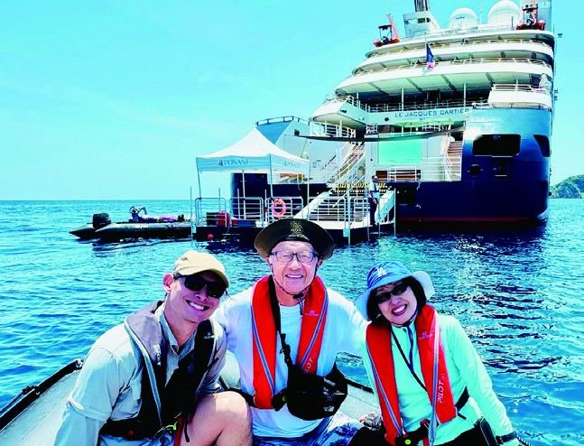 Tamu PONANT menaiki Zodiac boat untuk pendaratan ekspedisi